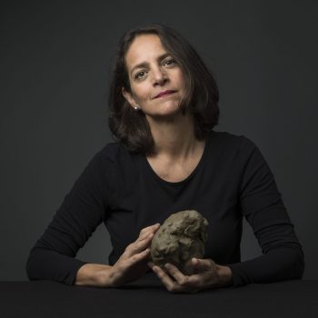 Künstlerin Dr Gindi ist deutsch-ägyptischer Abstammung und lebte unter anderem in China und Ungarn. Sie ist ausgebildete Plastikerin und Ärztin.