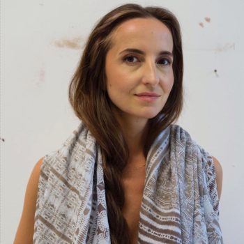 portrait Magda Krawcewicz ist Malerin und Bildhauerin. Sie widmet ihre Kunst den existenziellen Fragen wie dem Alleinsein, Melancholie u. Verletzlichkeit.
